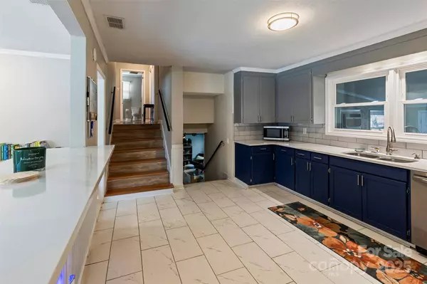 1905 10th Street PL NW, Hickory, NC 28601