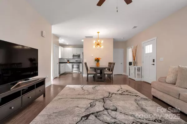 27 Mann LN, Fletcher, NC 28732