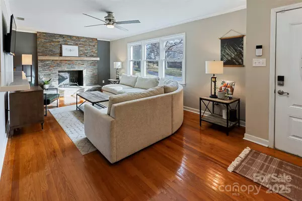 1905 10th Street PL NW, Hickory, NC 28601