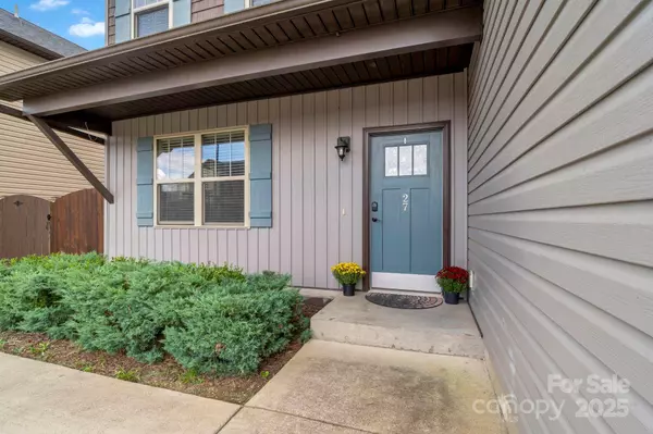 27 Mann LN, Fletcher, NC 28732