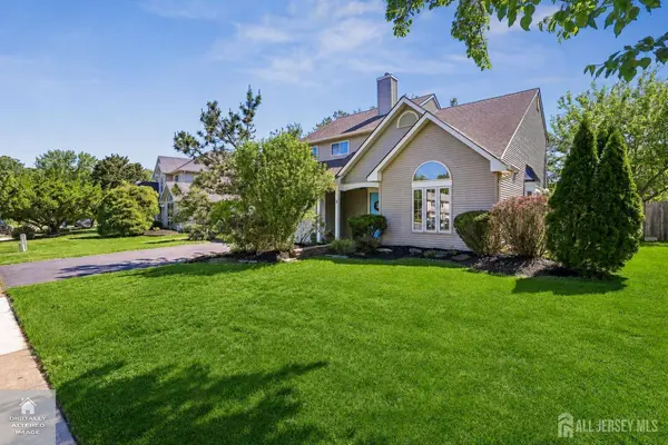 3 Longbrook LN, Freehold, NJ 07728