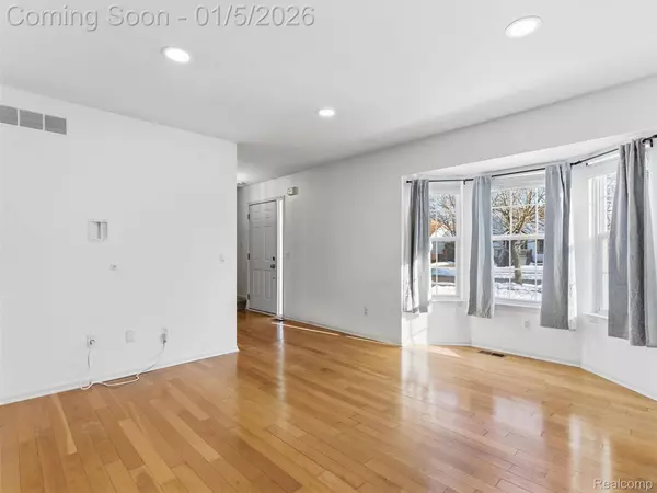 2746 Riverside DR, Waterford, MI 48329