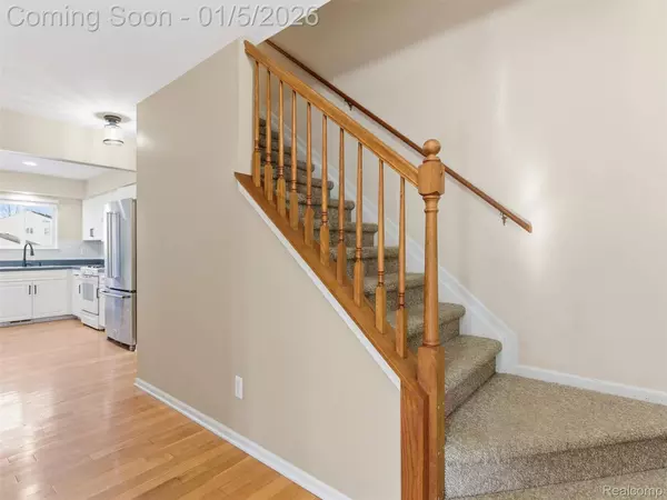 2746 Riverside DR, Waterford, MI 48329