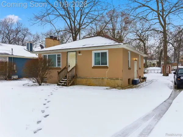 4350 Lotus DR, Waterford, MI 48329