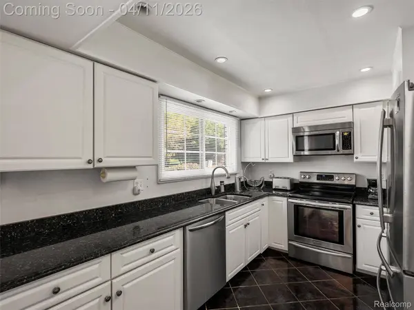 42881 Inverness CT, Northville, MI 48168