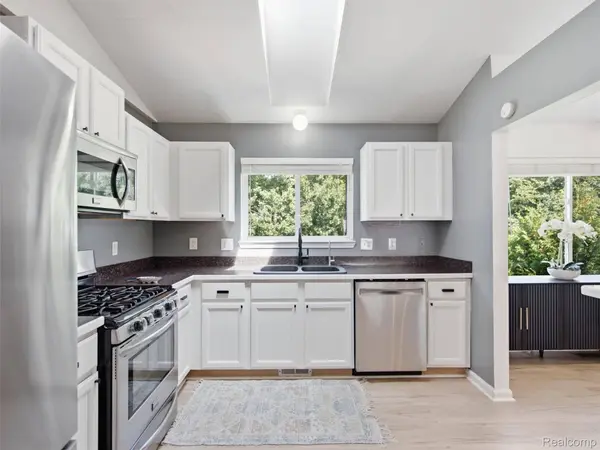 2694 Driftwood DR, Waterford Charter Township, MI 48329