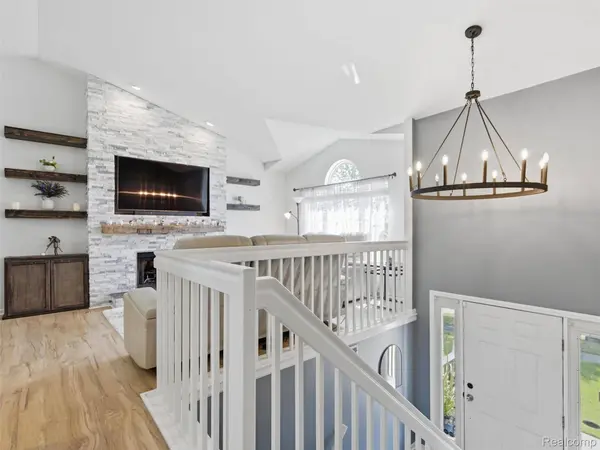 2694 Driftwood DR, Waterford Charter Township, MI 48329