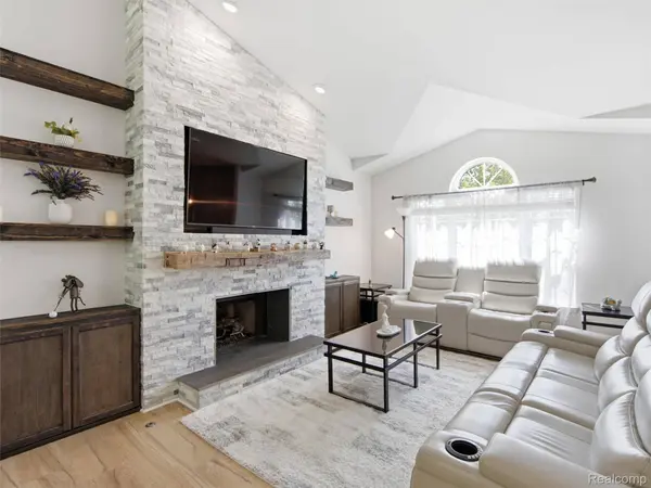 2694 Driftwood DR, Waterford Charter Township, MI 48329