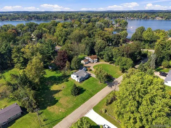 1493 Merry RD, Waterford Charter Township, MI 48328