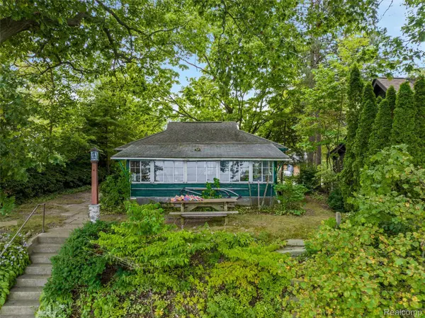 43248 S Shore ST, Waterford Charter Township, MI 48328