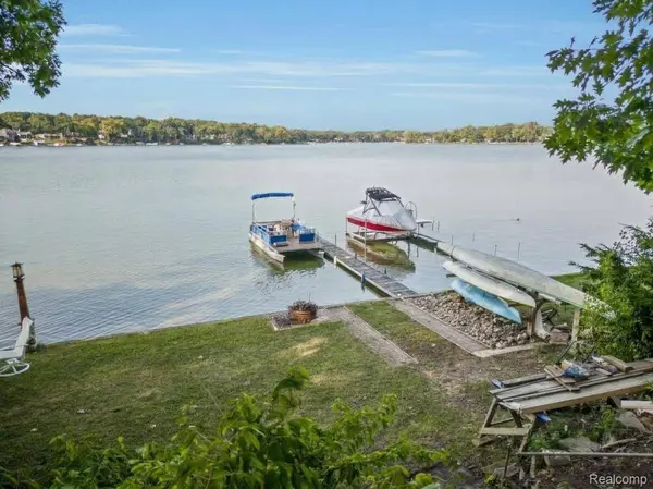 43248 S Shore ST, Waterford Charter Township, MI 48328