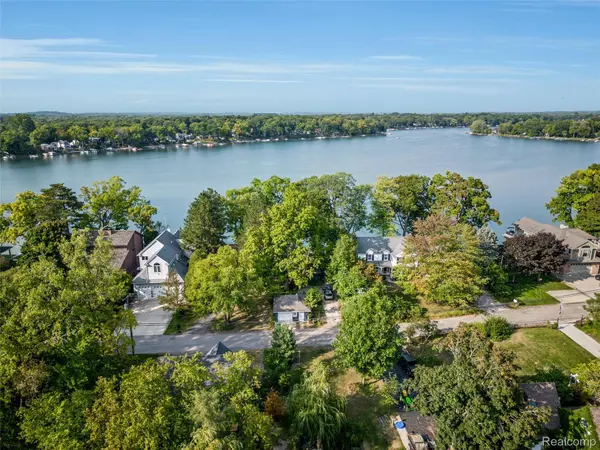 43248 S Shore ST, Waterford Charter Township, MI 48328