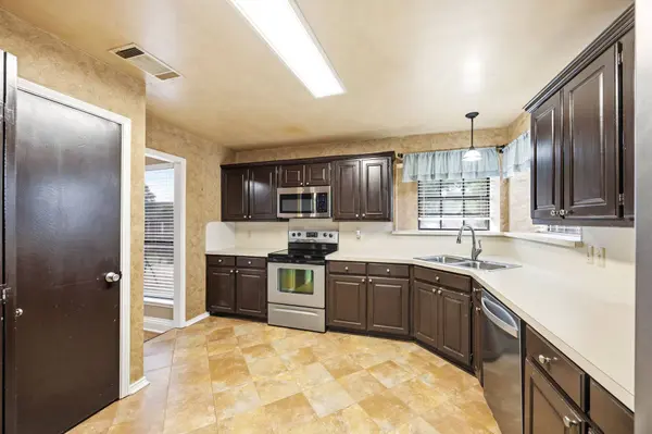 2060 Arbor Creek Dr #B, Carrollton, TX 75010-5069
