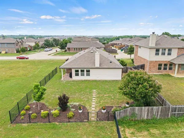8400 Sioux Trail, Aubrey, TX 76227
