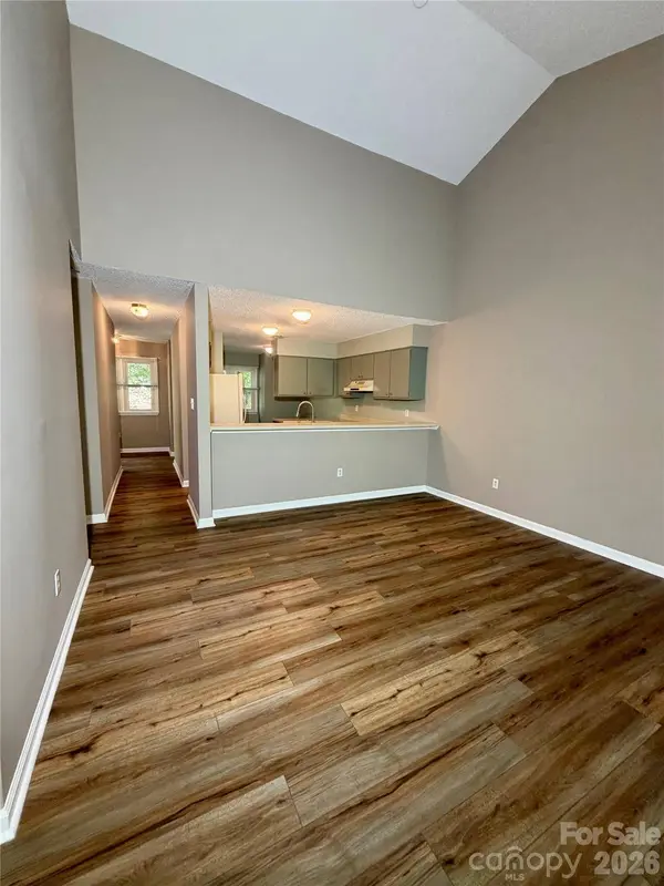 8 Creekside LN, Asheville, NC 28803