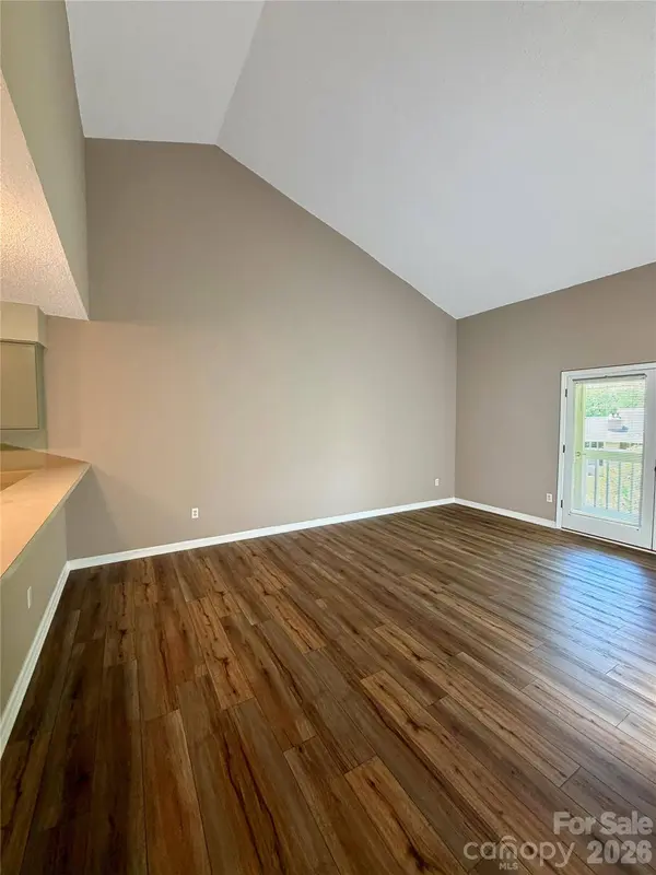 8 Creekside LN, Asheville, NC 28803