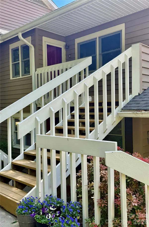 8 Creekside LN, Asheville, NC 28803