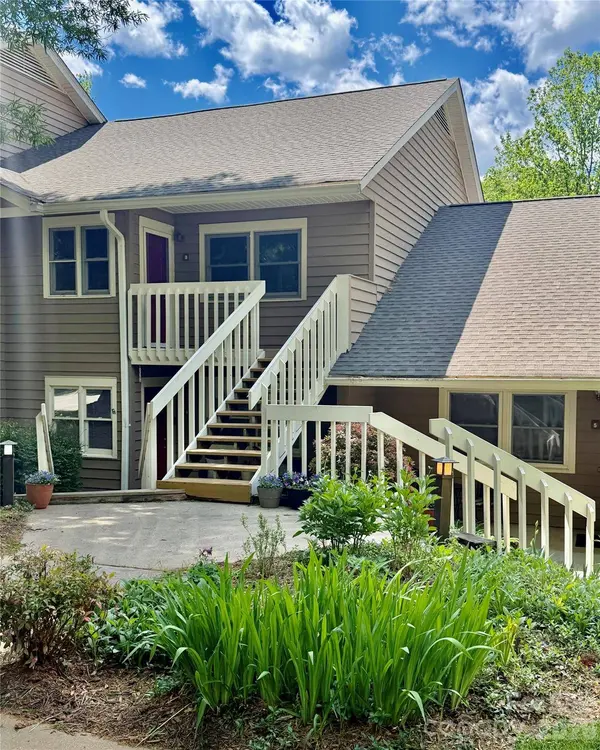 8 Creekside LN, Asheville, NC 28803