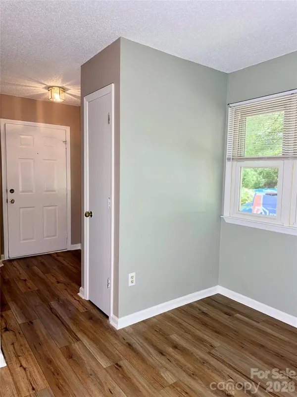 8 Creekside LN, Asheville, NC 28803