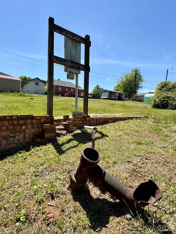 100 4th Em ST, Marion, NC 28752