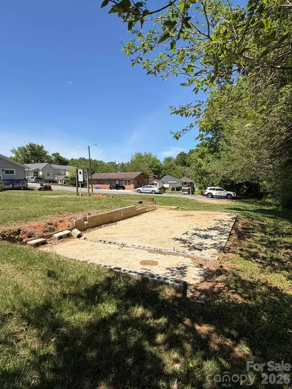 100 4th Em ST, Marion, NC 28752