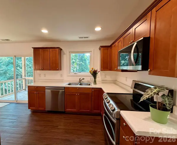 31 English Ivy RD, Asheville, NC 28806