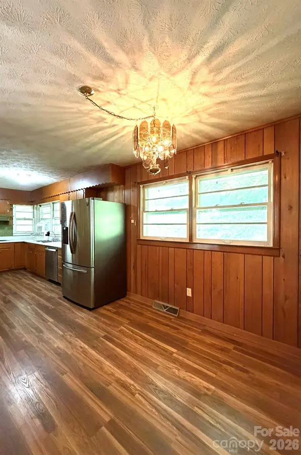 142 Avondale RD, Asheville, NC 28803