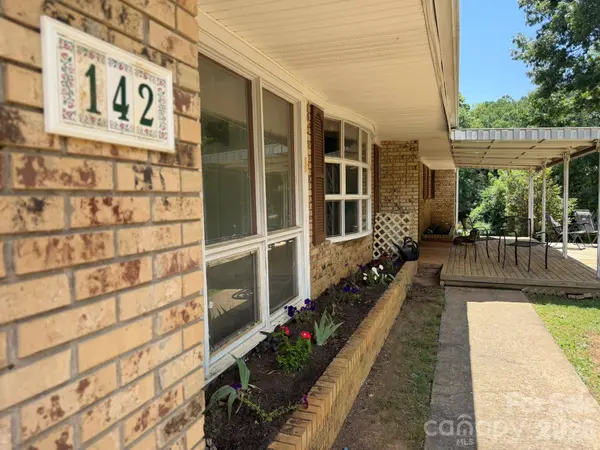 142 Avondale RD, Asheville, NC 28803