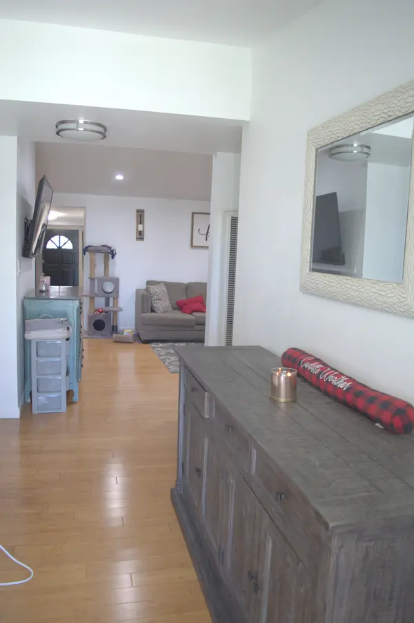17827 E Laxford Rd, Azusa, CA 91702-5632