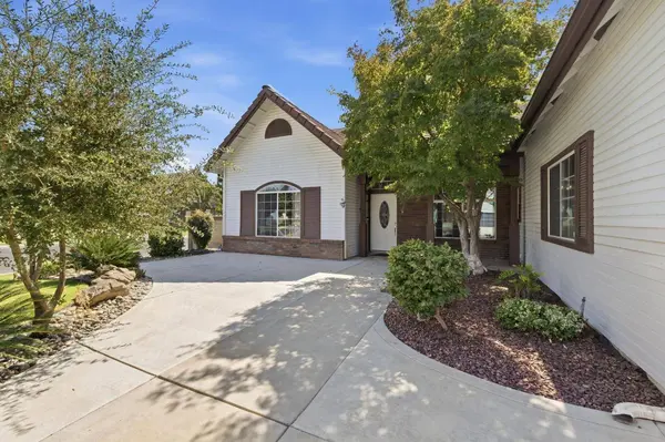 2074 Calimyrna AVE, Clovis, CA 93611