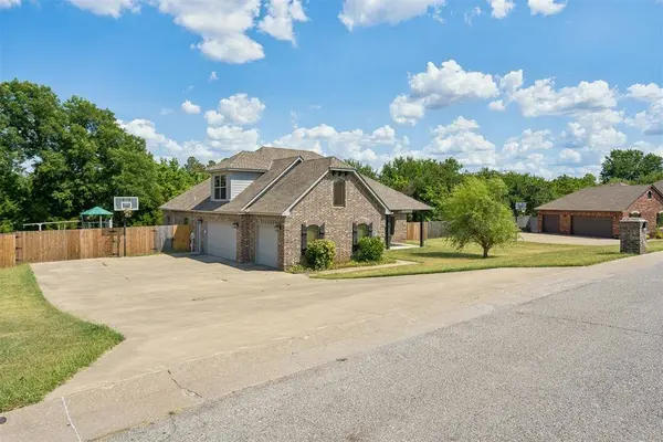 286 Mounds RD, Harrah, OK 73045