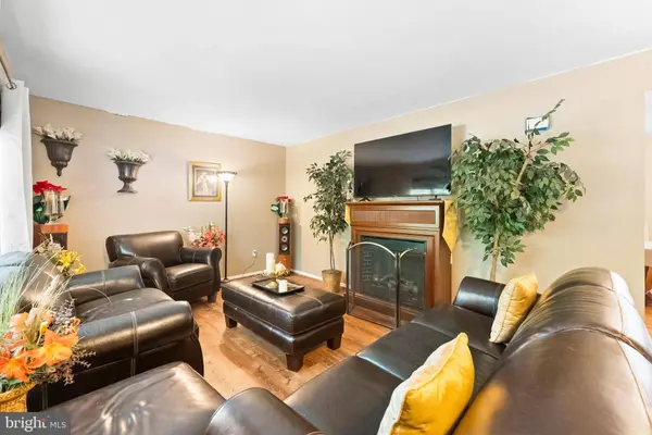 975 LINDSEY DR, Woodbury, NJ 08096