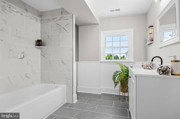 402 BARNSBORO RD, Sewell, NJ 08080