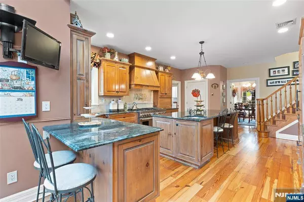 8 Stony Point RD, Oakland, NJ 07436