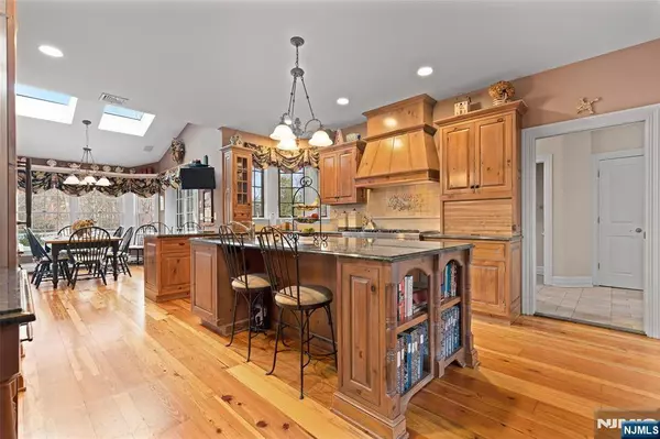 8 Stony Point RD, Oakland, NJ 07436