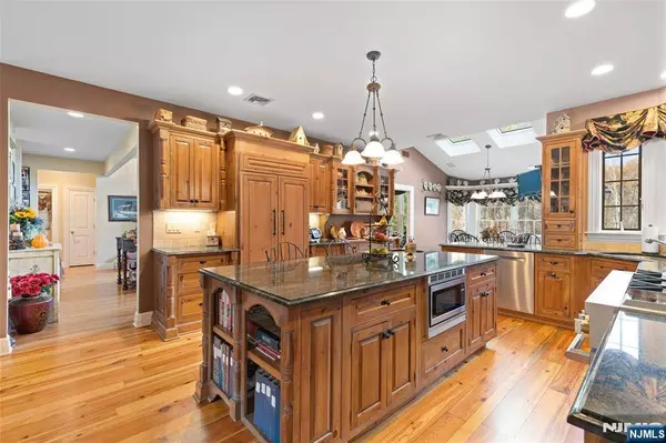 8 Stony Point RD, Oakland, NJ 07436