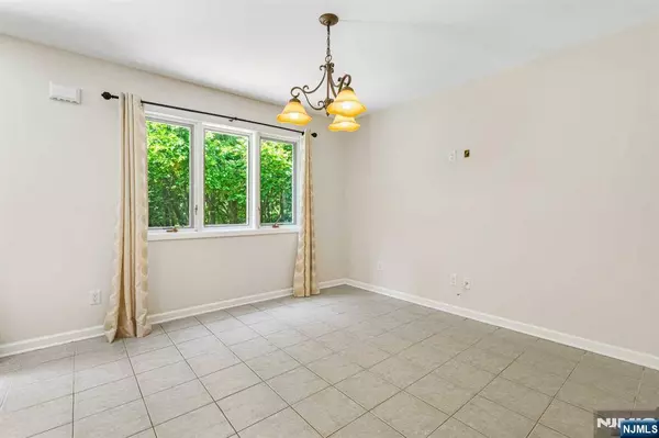 6-04 Cross MDWS, Fair Lawn, NJ 07410