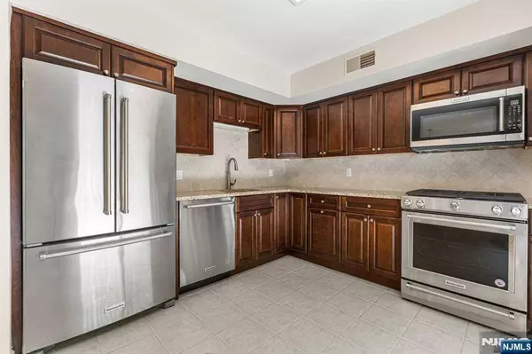 6-04 Cross MDWS, Fair Lawn, NJ 07410