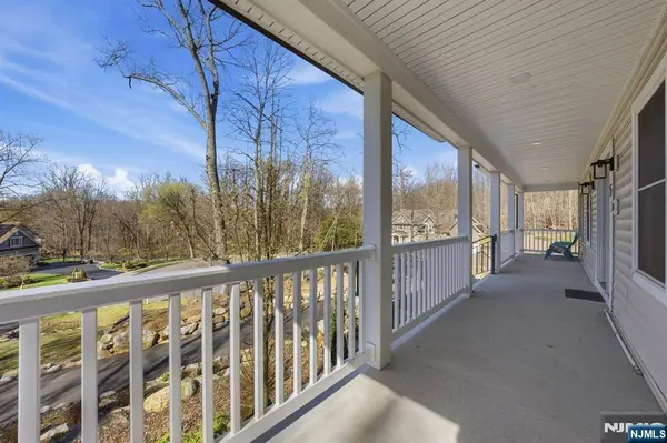 5 Laura LN, Oakland, NJ 07436