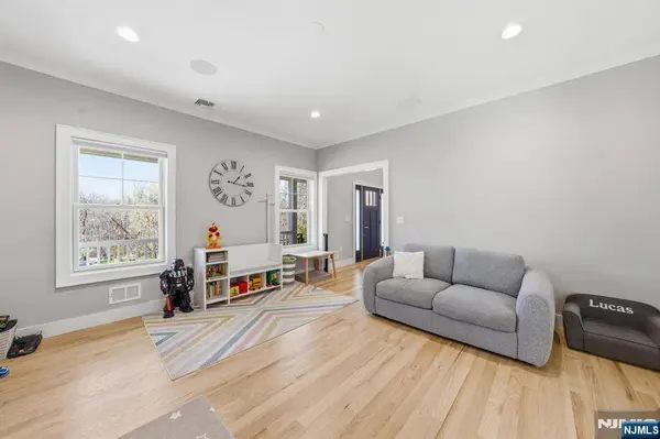 5 Laura LN, Oakland, NJ 07436