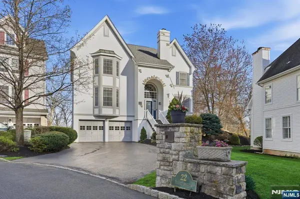 22 Falling Waters, Oakland, NJ 07436