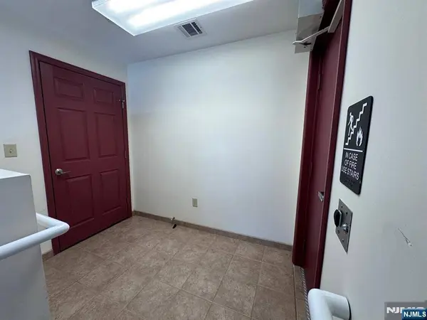 85 Hopper AVE, Waldwick, NJ 07463