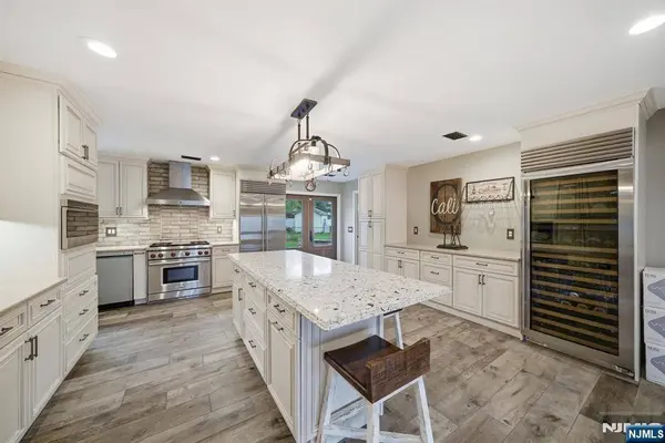 14 Donato DR, Cedar Grove, NJ 07009