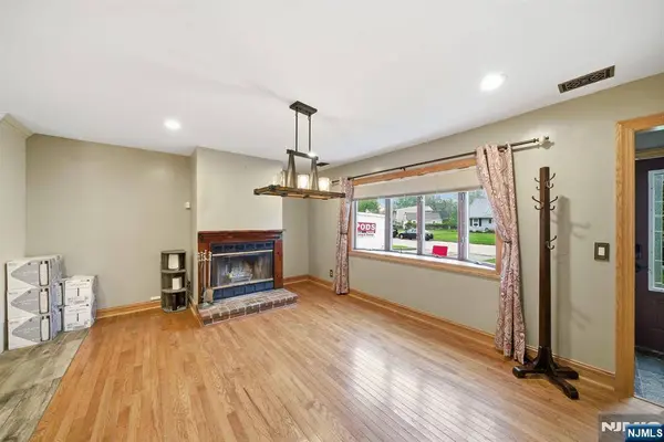 14 Donato DR, Cedar Grove, NJ 07009