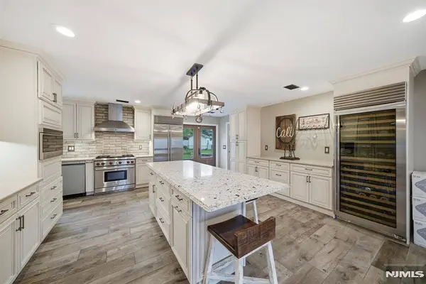14 Donato DR, Cedar Grove, NJ 07009