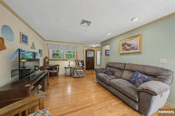 29 Minnehaha BLVD, Oakland, NJ 07436