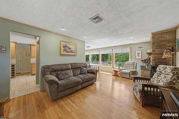 29 Minnehaha BLVD, Oakland, NJ 07436