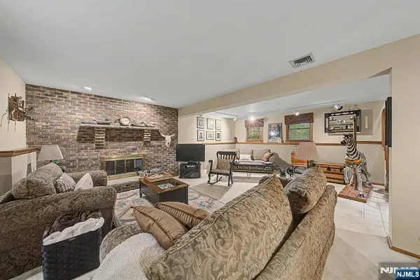 12 Seminole AVE, Oakland, NJ 07436