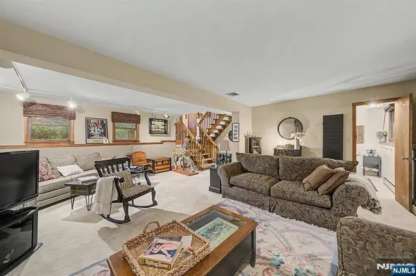 12 Seminole AVE, Oakland, NJ 07436