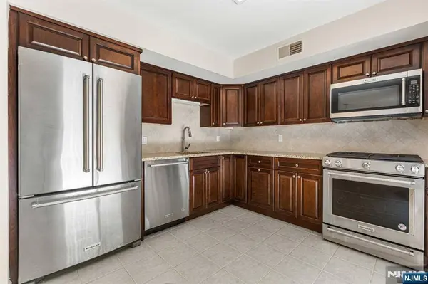 6-04 Cross MDWS, Fair Lawn, NJ 07410